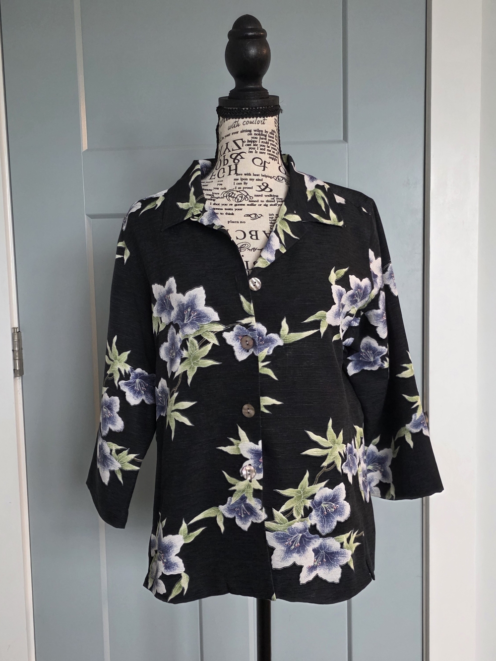 Vintage Tommy Bahama Silk Floral Jacket Shirt Black Blue Coastal Grandmother 8